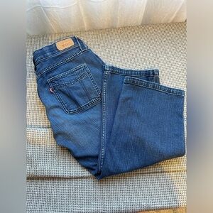 Levi's Capris Jeans Women's Size 8 Capri blue denim 99% cotton 1% Elastane